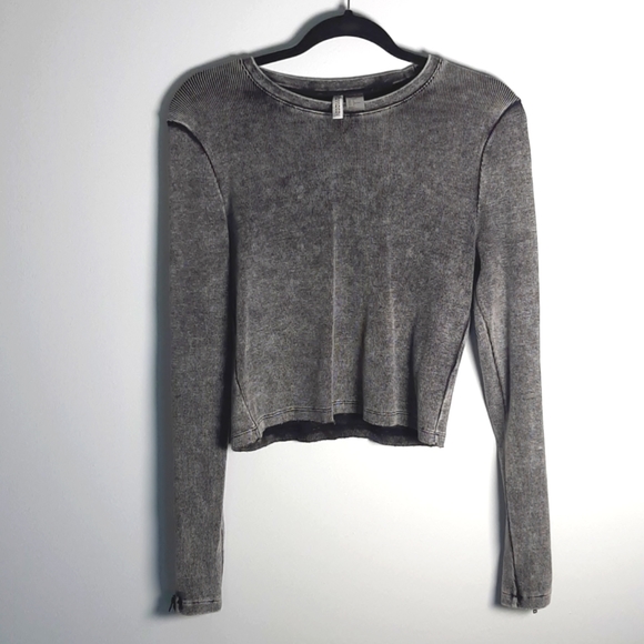Large gray and black H & M top. - Picture 1 of 8
